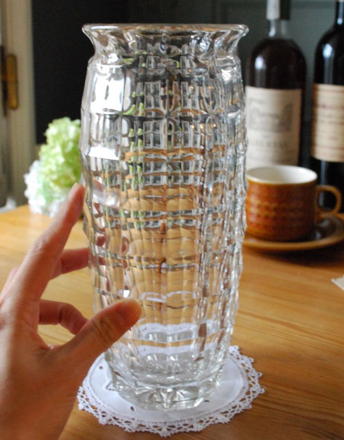 アンティーク雑貨　イギリスから到着したアンティークのフラワーベース（花瓶）。飾るだけで絵になる美しさ。(pg-3128)