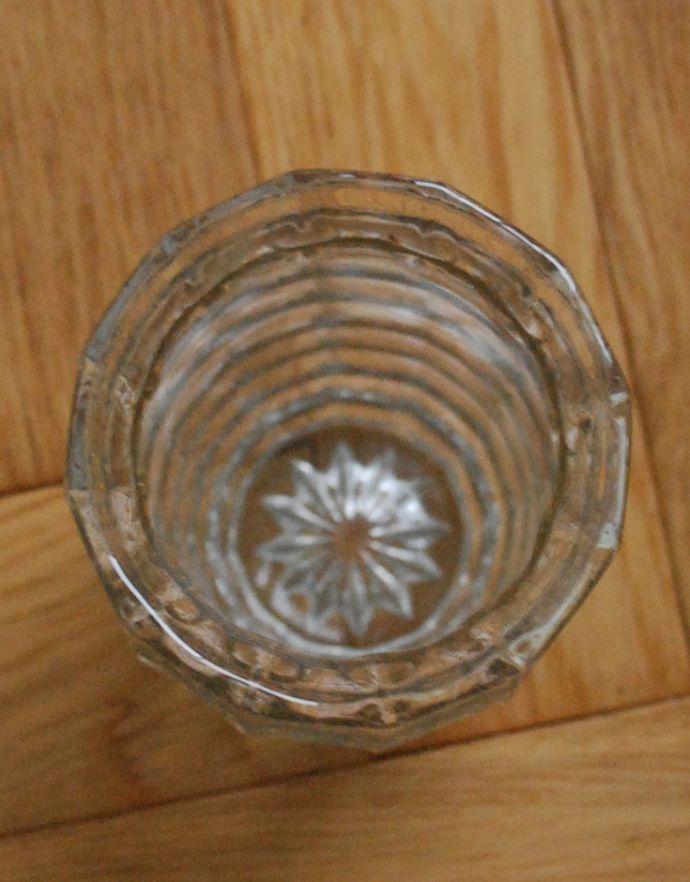 アンティーク雑貨　イギリスから到着したアンティークのフラワーベース（花瓶）。上から見るとこんな感じです。(pg-3128)