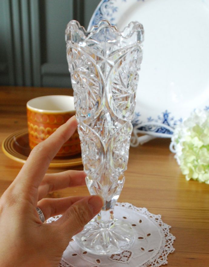 フラワーベース アンティーク雑貨 綺麗なアンティークガラスの脚付きフラワーベース、(花器)プレスドグラス。飾るだけで絵になる美しさ。(pg-3135)
