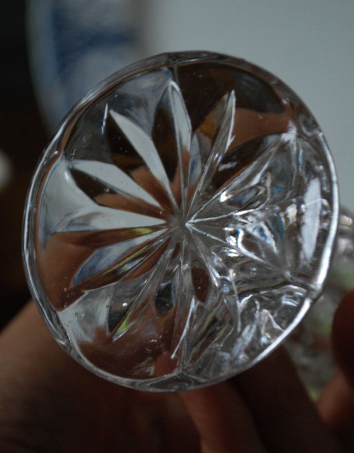 フラワーベース アンティーク雑貨 綺麗なアンティークガラスの脚付きフラワーベース、(花器)プレスドグラス。底のカッティングも素敵です。(pg-3135)