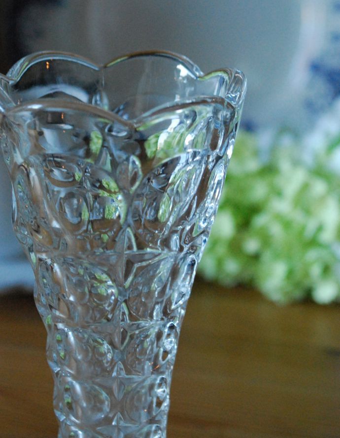 アンティーク雑貨　お花の美しさを際立てるフラワーベース（花器）プレスドグラス。アンティークのため、多少の欠け・傷がある場合がありますが、使用上問題はありませんので、ご了承下さい。(pg-3136)