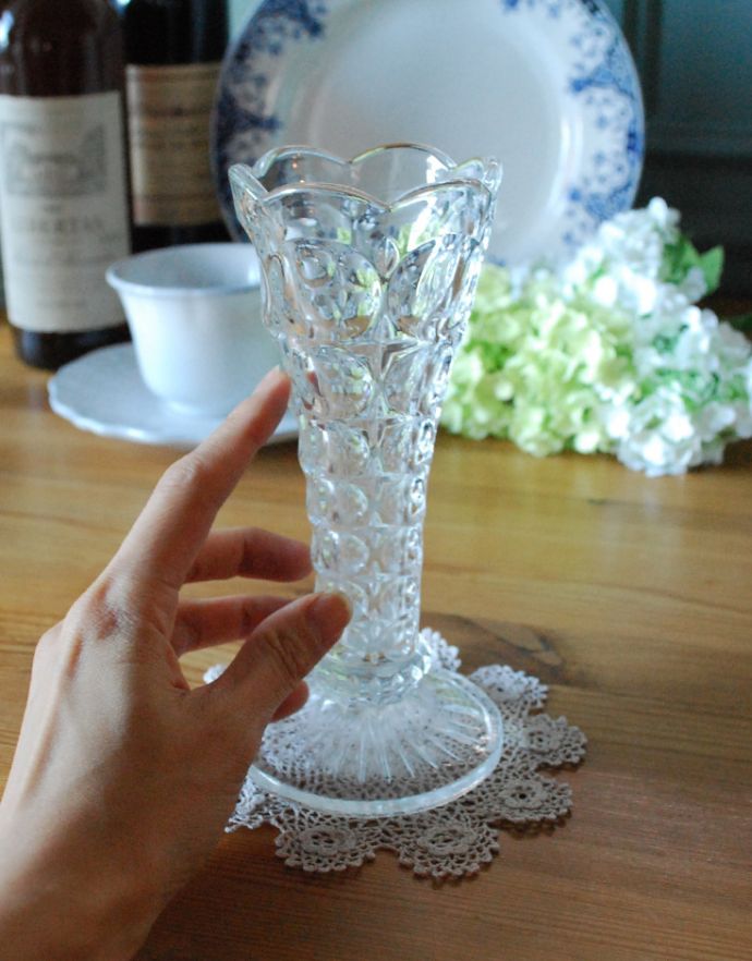 アンティーク雑貨　お花の美しさを際立てるフラワーベース（花器）プレスドグラス。美しいカッティングは飾るだけで絵になります。(pg-3136)
