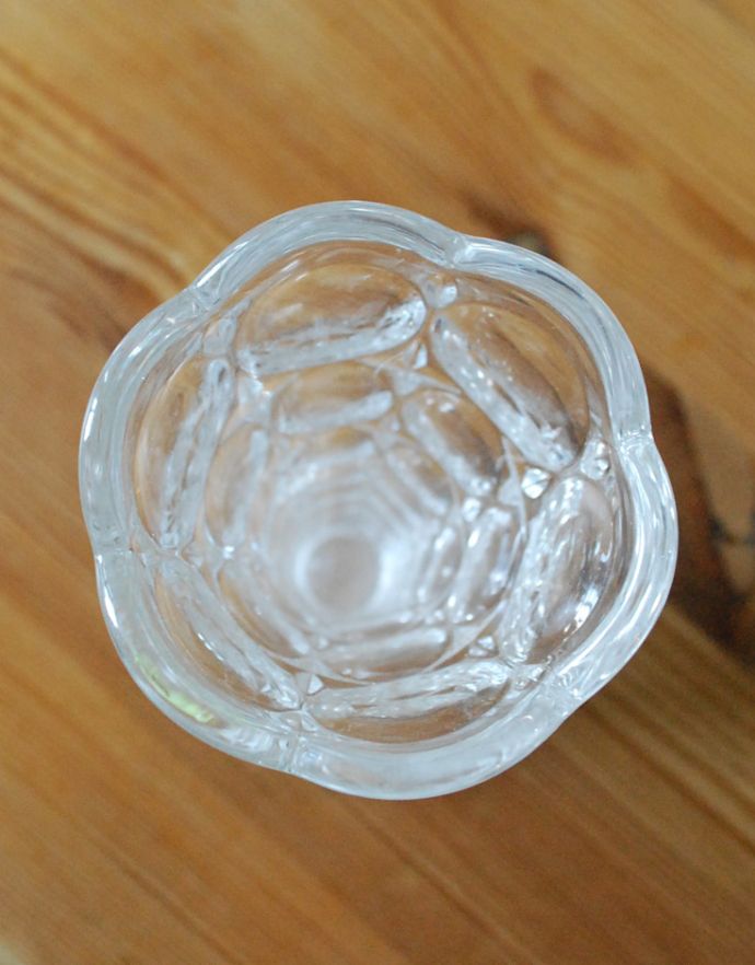 アンティーク雑貨　お花の美しさを際立てるフラワーベース（花器）プレスドグラス。上から見るとこんな感じです。(pg-3136)