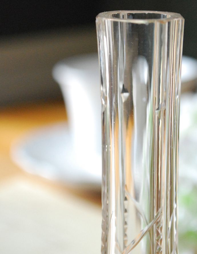 フラワーベース　アンティーク雑貨　シンプルな一輪挿しのプレスドグラス、アンティークフラワーベース。お花を惹き立てるシンプルなデザインです。(pg-3137)