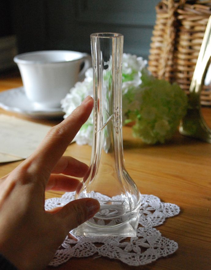 フラワーベース　アンティーク雑貨　シンプルな一輪挿しのプレスドグラス、アンティークフラワーベース。台座が正方形なので安定感があります。(pg-3137)