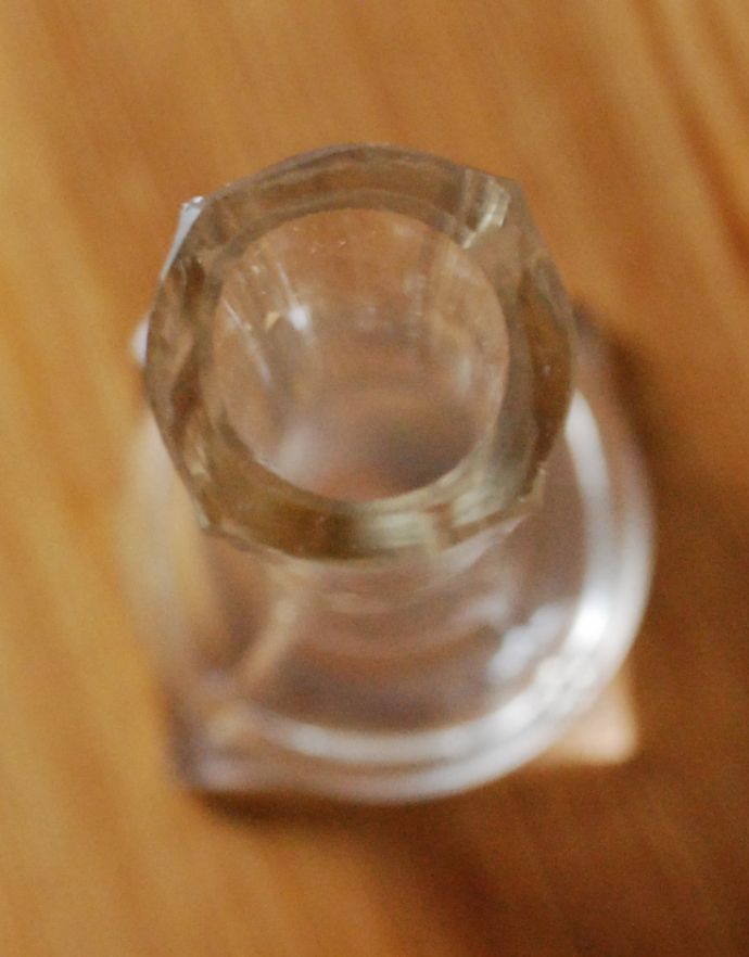 フラワーベース　アンティーク雑貨　シンプルな一輪挿しのプレスドグラス、アンティークフラワーベース。上から見るとこんな感じです。(pg-3137)