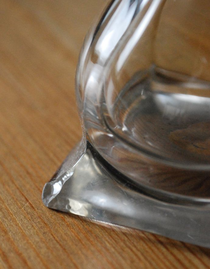 フラワーベース　アンティーク雑貨　シンプルな一輪挿しのプレスドグラス、アンティークフラワーベース。アンティークのため、多少の欠け・傷がある場合がありますが、使用上問題はありませんので、ご了承下さい。(pg-3137)