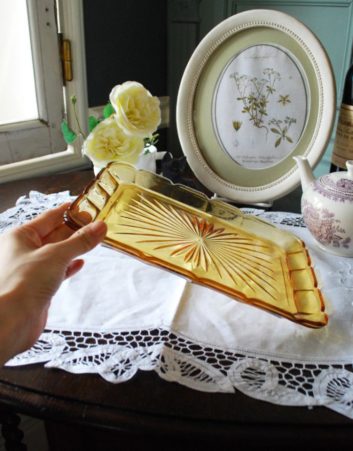 アンバーカラーのガラストレイ（トレー）、華やかなアンティークプレス