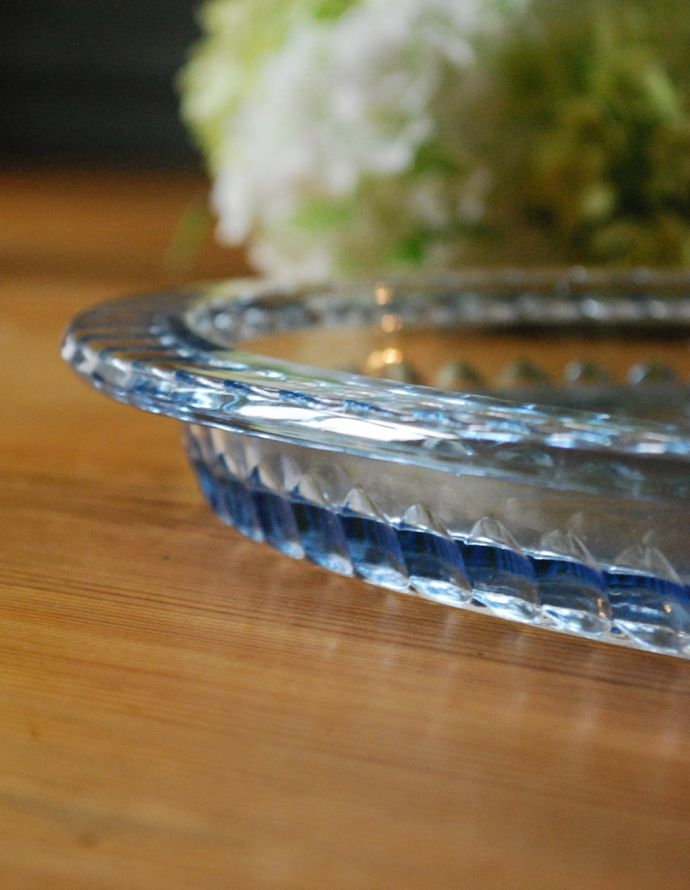 アンティーク雑貨 ブルーのガラスプレート(アンティークトレー)プレスドグラス。横から見ても素敵。(pg-3141)
