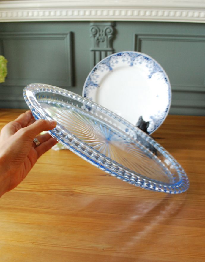 アンティーク雑貨 ブルーのガラスプレート(アンティークトレー)プレスドグラス。爽やかなブルーがインテリアのアクセントになります。(pg-3141)