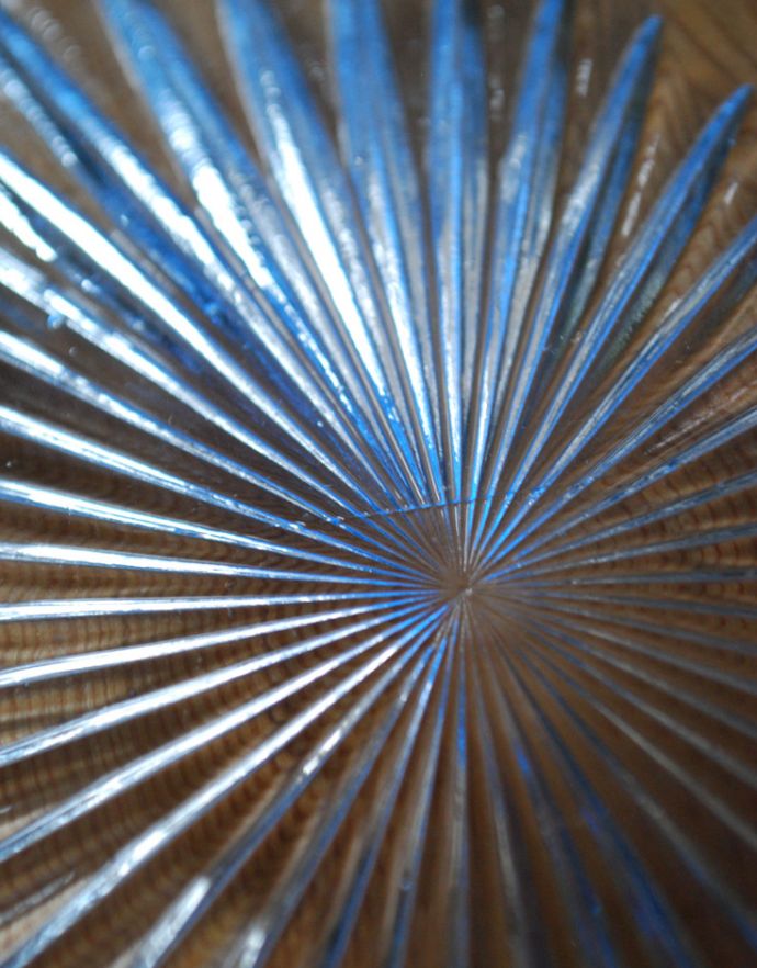 アンティーク雑貨 ブルーのガラスプレート(アンティークトレー)プレスドグラス。アンティークのため、多少の欠け・傷がありますが、使用上問題はありませんので、ご了承下さい。(pg-3141)