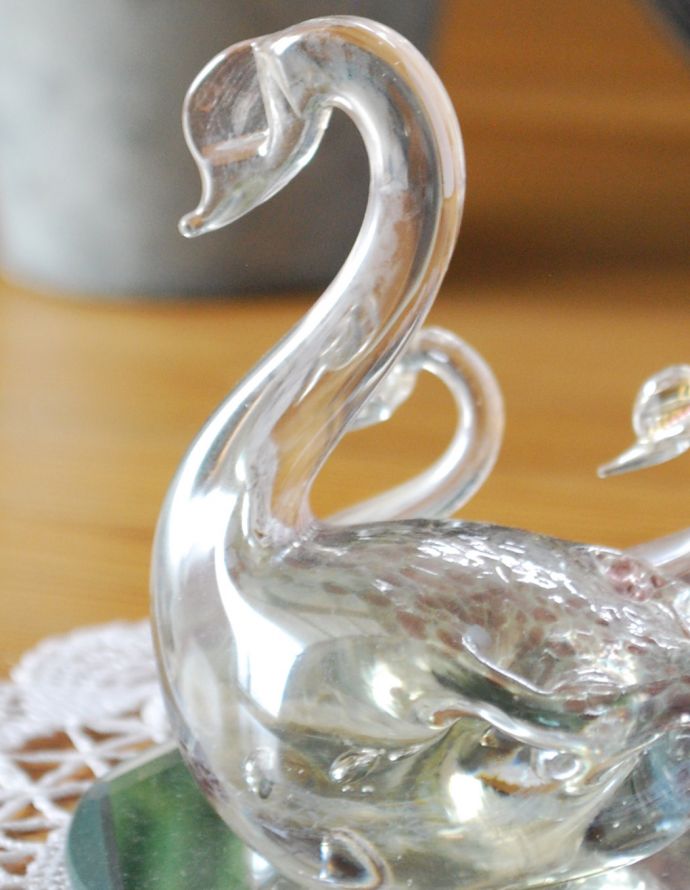 アンティーク雑貨　アンティークのガラスのスワン、可愛い白鳥のオブジェ（親子）プレスドグラス。アンティークのため、多少の欠け・傷がある場合がありますが、使用上問題はありませんので、ご了承下さい。(pg-3142)