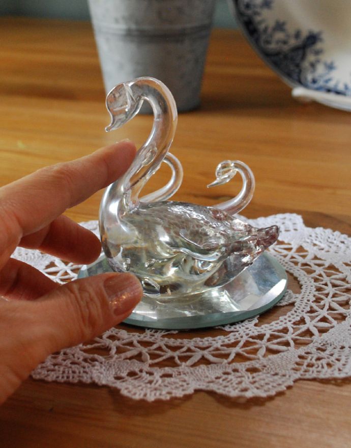 アンティーク雑貨　アンティークのガラスのスワン、可愛い白鳥のオブジェ（親子）プレスドグラス。どこにディスプレイしても美しいスワンのオブジェです。(pg-3142)