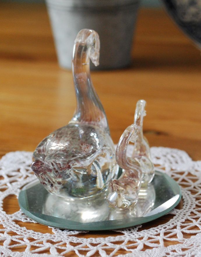 アンティーク雑貨　アンティークのガラスのスワン、可愛い白鳥のオブジェ（親子）プレスドグラス。後ろからみるとこんな感じ。(pg-3142)