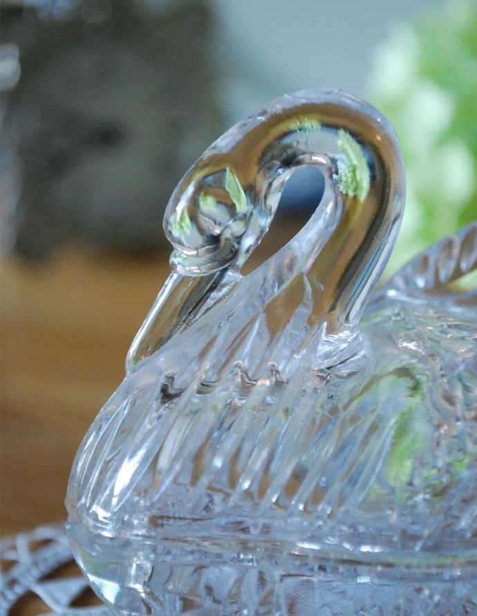 アンティーク雑貨　お花まで付いた優雅なスタイルのスワンの小物入れ、アンティーク雑貨。アンティークのため、多少の欠け・傷がある場合がありますが、使用上問題はありませんので、ご了承下さい。(pg-3143)