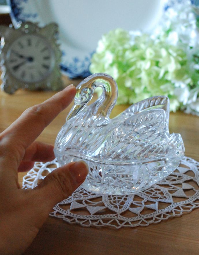 アンティーク雑貨　お花まで付いた優雅なスタイルのスワンの小物入れ、アンティーク雑貨。どこにディスプレイしても美しいスワンのオブジェです。(pg-3143)