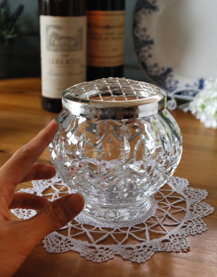 アンティーク雑貨　花留め付きの美しいフラワーベース（花器）、アンティークプレスドグラス。お花を素敵に魅せてくれます。(pg-3160)