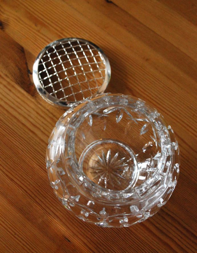 アンティーク雑貨　花留め付きの美しいフラワーベース（花器）、アンティークプレスドグラス。蓋は簡単に外れます。(pg-3160)