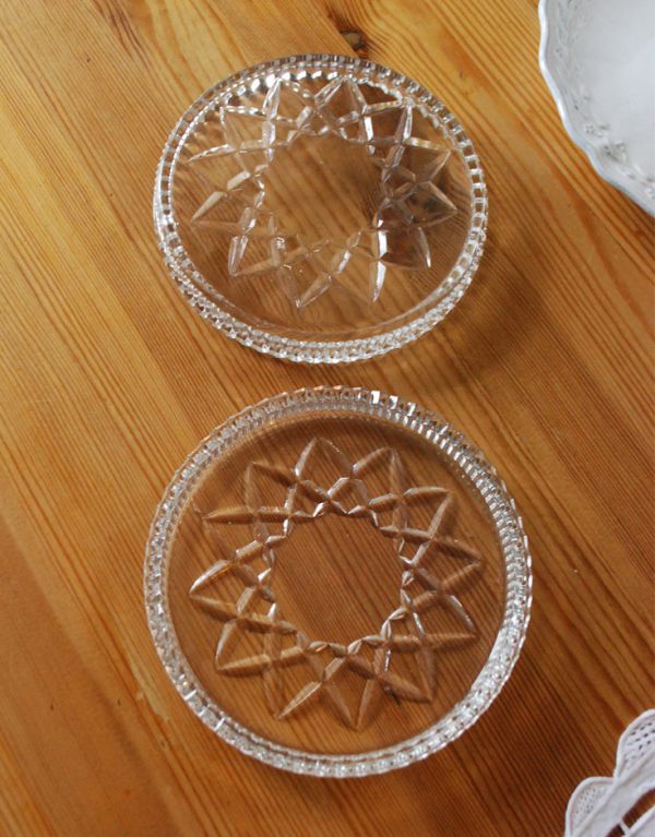 ふた付きケース、スパイスケース　アンティーク雑貨　フタのカッティングが美しい、アンティークガラスケース、プレスドグラス。上から見るとこんな感じです。(pg-3161)