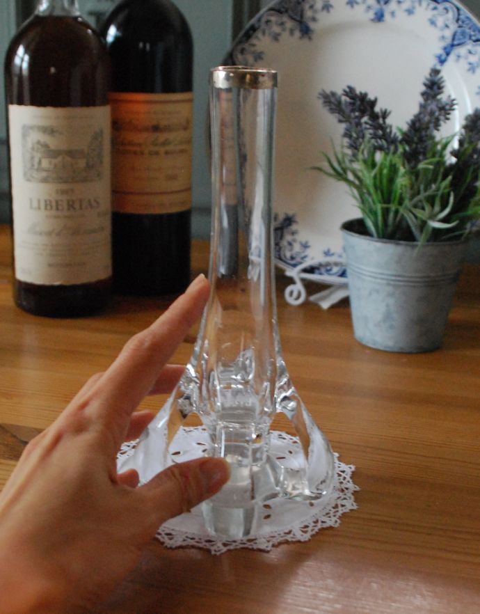 フラワーベース　アンティーク雑貨　シンプルなデザインのアンティークフラワーベース（花瓶）。飾るだけで絵になる美しさです。(pg-3165)