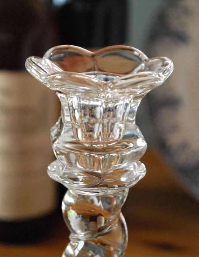 アンティーク雑貨　華やかな姿に一目惚れ、アンティークガラスのキャンドルスタンド。アンティークのため、多少の欠け・傷がある場合がありますが、使用上問題はありませんので、ご了承下さい。(pg-3167)