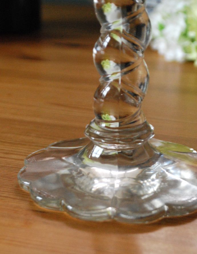 アンティーク雑貨　華やかな姿に一目惚れ、アンティークガラスのキャンドルスタンド。安定した土台。(pg-3167)