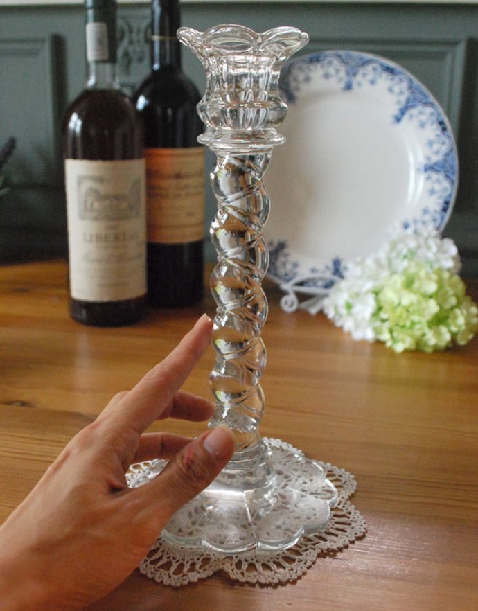 アンティーク雑貨　華やかな姿に一目惚れ、アンティークガラスのキャンドルスタンド。どんなキャンドルも素敵に魅せてくれるデザインです。(pg-3167)