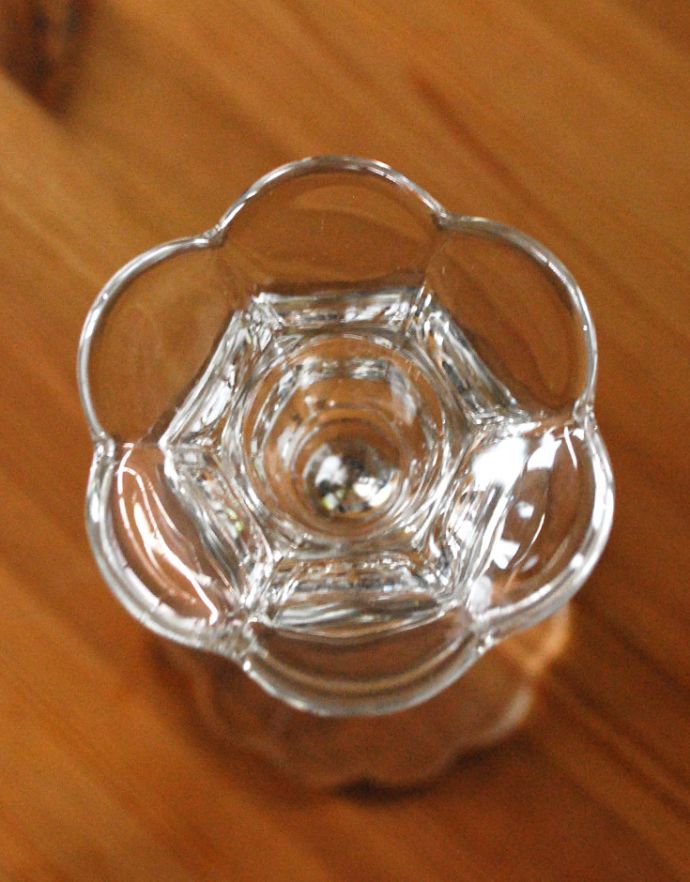 アンティーク雑貨　華やかな姿に一目惚れ、アンティークガラスのキャンドルスタンド。上から見ても美しいデザインです。(pg-3167)