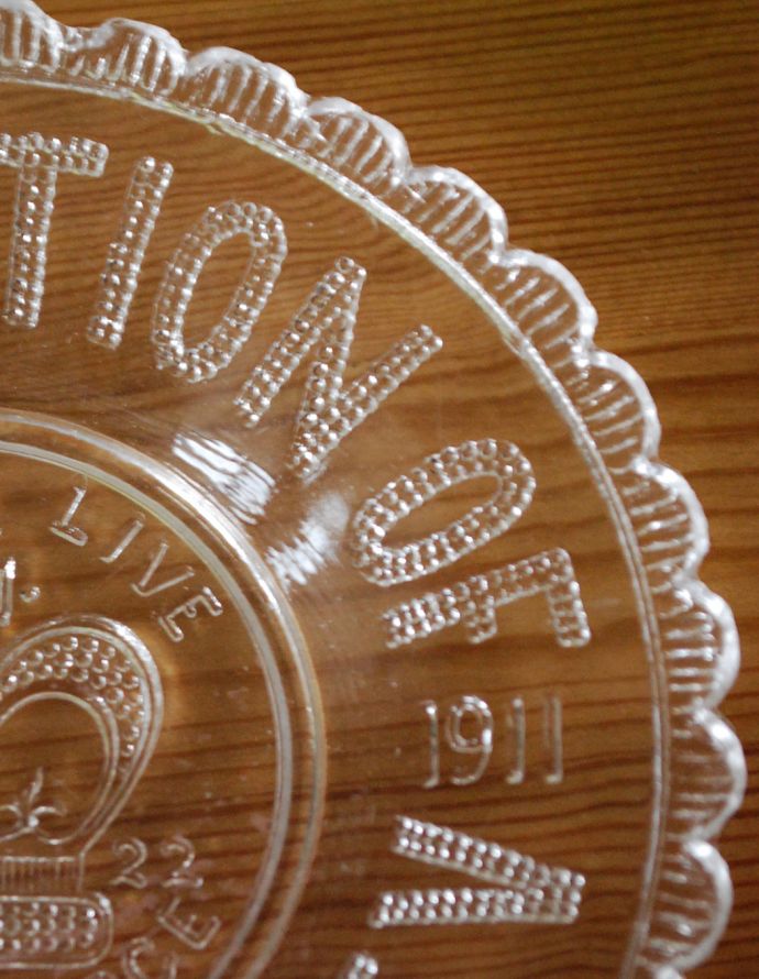 プレート、ケーキスタンド アンティーク雑貨 1911年アンティークのコロネーショングッズ、ディッシュプレートプレート 。アンティークのため、多少の欠け・傷がある場合がありますが、使用上問題はありませんので、ご了承下さい。(pg-3170)