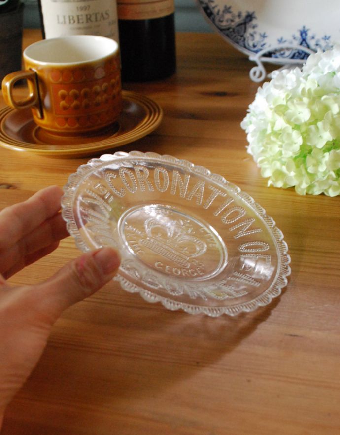 プレート、ケーキスタンド アンティーク雑貨 1911年アンティークのコロネーショングッズ、ディッシュプレートプレート 。玄関でキートレーや、書斎のデスクの上で小物を入れたりしても素敵です。(pg-3170)