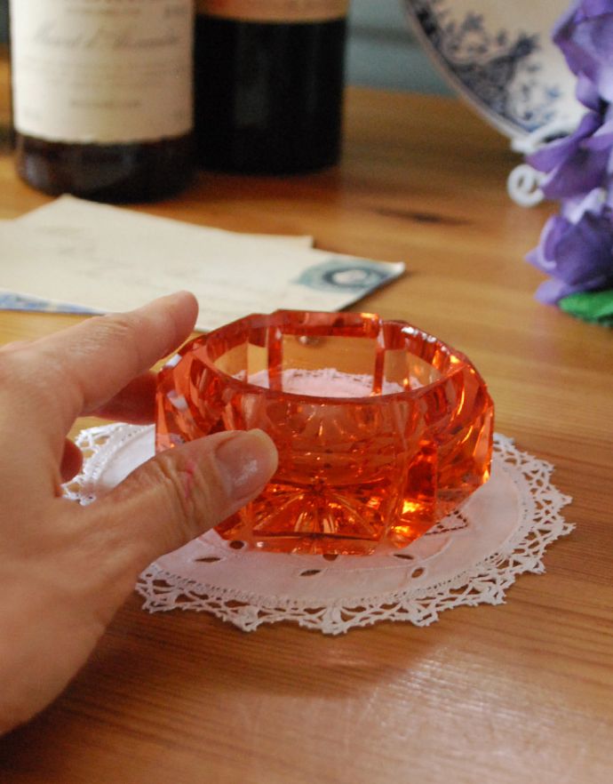 アンティーク雑貨　コーラルカラーの小さな器、アンティークのガラス雑貨。小物入れにもおすすめのサイズです。(pg-3172)