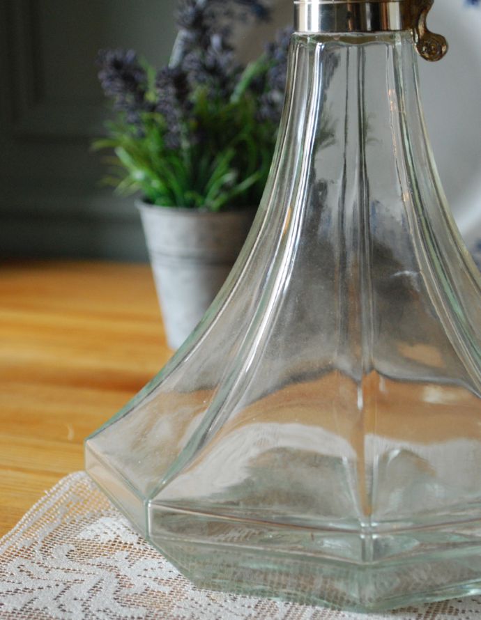 フラワーベース　アンティーク雑貨　アンティークシルバー×プレスドグラスのピッチャー（水差し）、プレスドグラス 。アンティークのため、多少の欠け・傷がある場合がありますが、使用上問題はありませんので、ご了承下さい。(pg-3175)