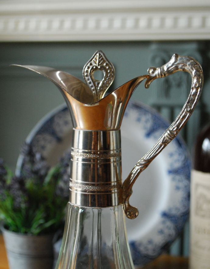 フラワーベース　アンティーク雑貨　アンティークシルバー×プレスドグラスのピッチャー（水差し）、プレスドグラス 。栓の持ち手にも美しい装飾があります。(pg-3175)