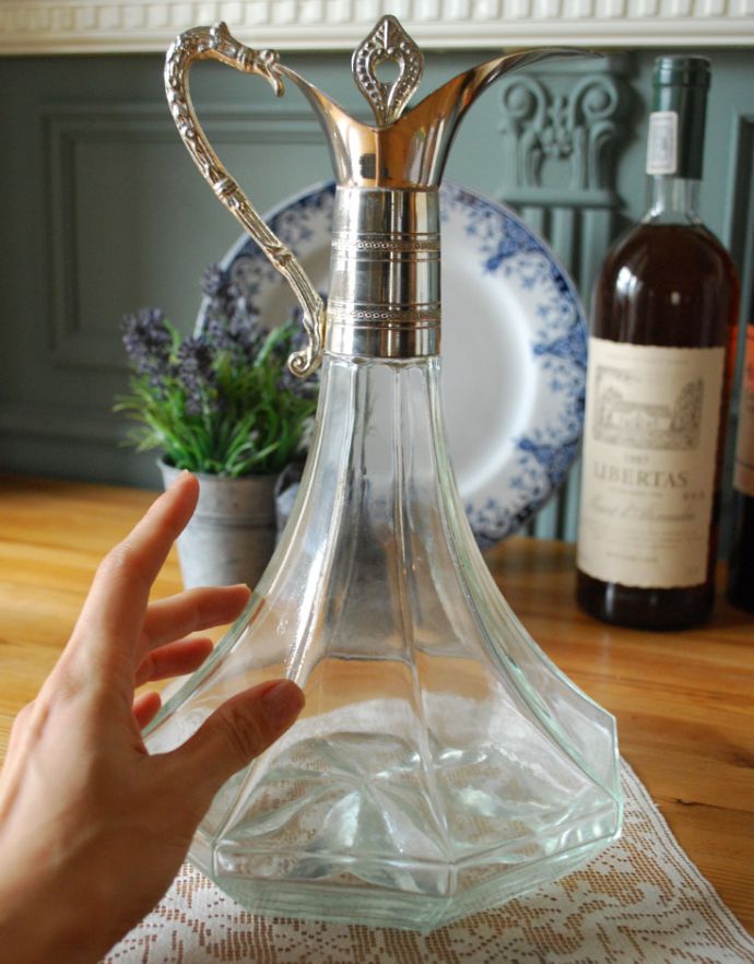 フラワーベース　アンティーク雑貨　アンティークシルバー×プレスドグラスのピッチャー（水差し）、プレスドグラス 。どこに置いても華やかなガラスのピッチャーです。(pg-3175)