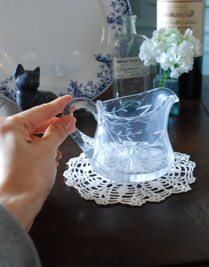 フラワーベース アンティーク雑貨 アンティークのプレスドグラス、リーフのカッティングが可愛いソースジャグ。フラワーベースにしてもいいですね。(pg-3178)