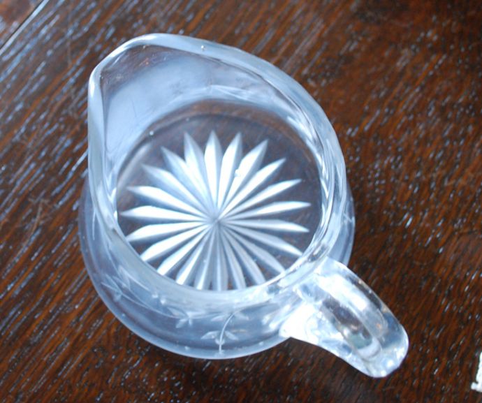 フラワーベース アンティーク雑貨 アンティークのプレスドグラス、リーフのカッティングが可愛いソースジャグ。アンティークのため、多少の欠け・傷がある場合がありますが、使用上問題はありませんので、ご了承下さい。(pg-3178)