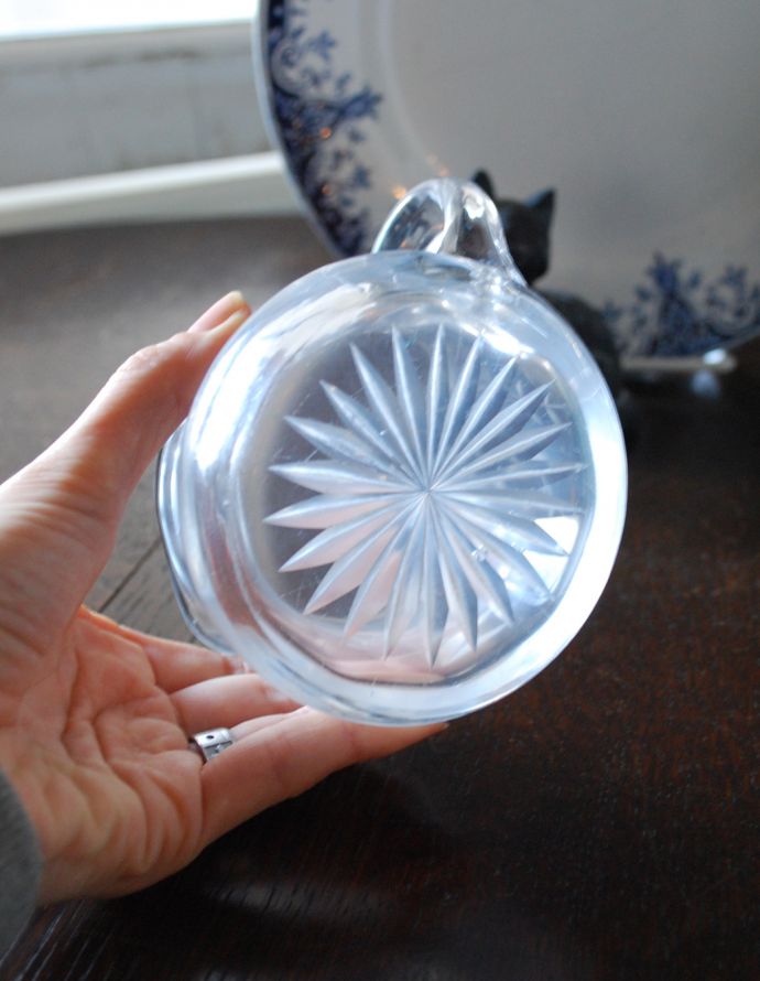 フラワーベース アンティーク雑貨 アンティークのプレスドグラス、リーフのカッティングが可愛いソースジャグ。底にもキレイなカッティングが施されています。(pg-3178)