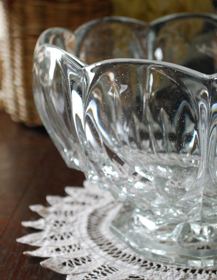 デザートグラス、ボウル(器) アンティーク雑貨 食卓を彩るアンティークガラスボウル、プレスドグラス。アンティークのため、多少の欠け・傷がある場合がありますが、使用上問題はありませんので、ご了承下さい。(pg-3179)