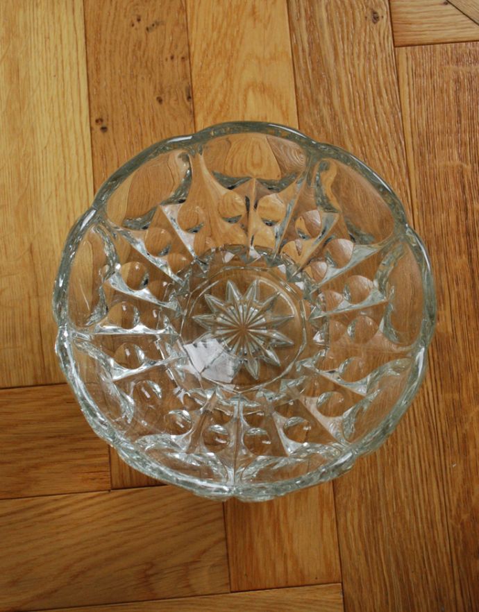 デザートグラス、ボウル(器) アンティーク雑貨 食卓を彩るアンティークガラスボウル、プレスドグラス。上から見ても美しいデザインが楽しめます。(pg-3179)