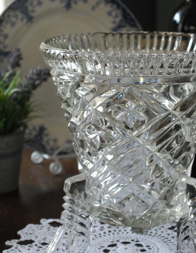アンティーク雑貨 ガラス留め付きのフラワーベース(花器)、カッティングがゴージャスなアンティークのプレスドグラス 。縁どりが優美なシルエット。(pg-3186)