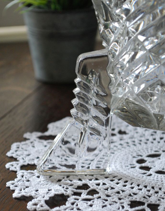 アンティーク雑貨 ガラス留め付きのフラワーベース(花器)、カッティングがゴージャスなアンティークのプレスドグラス 。アンティークのため、多少の欠け・傷がある場合がありますが、使用上問題はありませんので、ご了承下さい。(pg-3186)