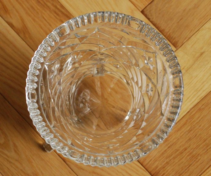 アンティーク雑貨 ガラス留め付きのフラワーベース(花器)、カッティングがゴージャスなアンティークのプレスドグラス 。上から見るとこんな感じです。(pg-3186)