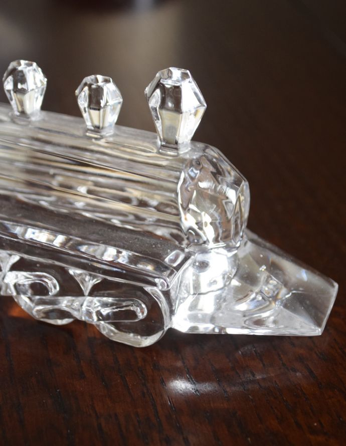 アンティーク雑貨 アンティークガラスのオブジェ(汽車)大人がときめくプレスドグラス。アンティークのため、多少の欠け・傷がある場合がありますが、使用上問題はありませんので、ご了承下さい。(pg-3198)