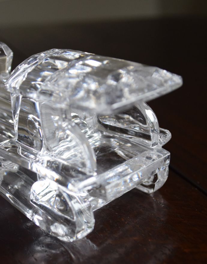 アンティーク雑貨 アンティークガラスのオブジェ(汽車)大人がときめくプレスドグラス。チェストやコンソールテーブル、ニッチやダイニング・・・どこに置いても可愛いアイテムです。(pg-3198)