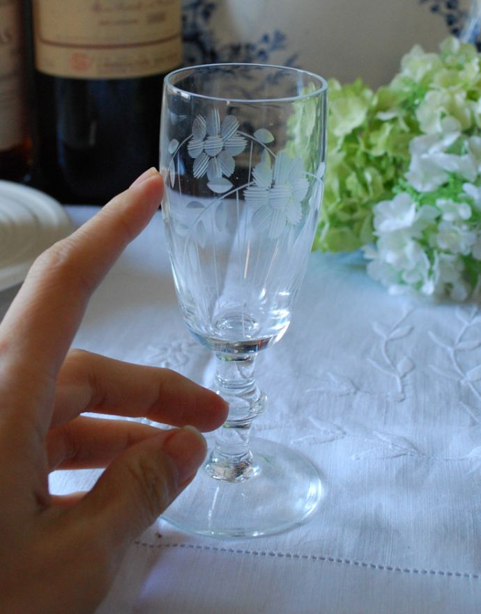 グラス、カトラリー　アンティーク雑貨　アンティークの食器（グラス）　お花のデザインが美しいアンティークプレスドグラス。実際に食前酒や、デザートグラスとしてお使い頂けます。(pg-3200)