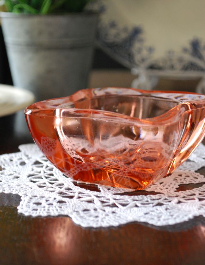 アンティーク雑貨　可愛いかたちのガラスの小物入れ、アンティークプレスドグラス（サーモンピンク） 。アンティークのため、多少の欠け・傷がある場合がありますが、使用上問題はありませんので、ご了承下さい。(pg-3207)