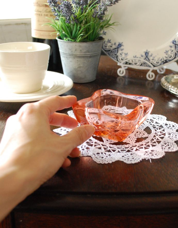 アンティーク雑貨　可愛いかたちのガラスの小物入れ、アンティークプレスドグラス（サーモンピンク） 。どこに置いても華やかなガラスのケースです。(pg-3207)