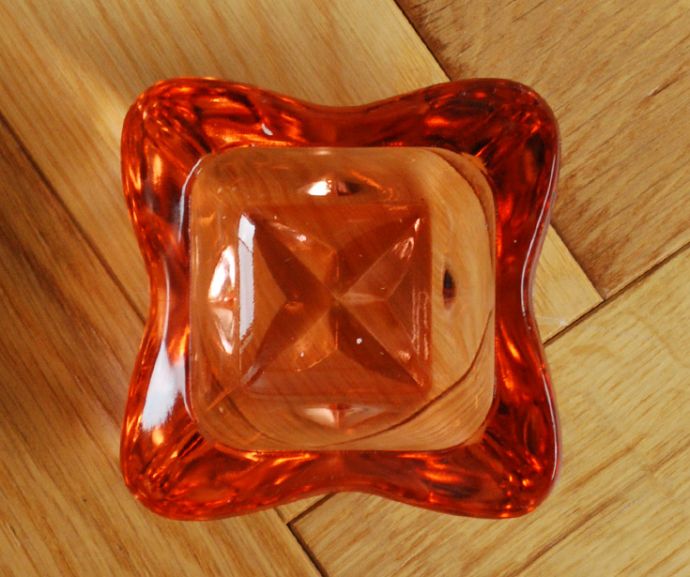 アンティーク雑貨　可愛いかたちのガラスの小物入れ、アンティークプレスドグラス（サーモンピンク） 。上から見るとこんな感じです。(pg-3207)