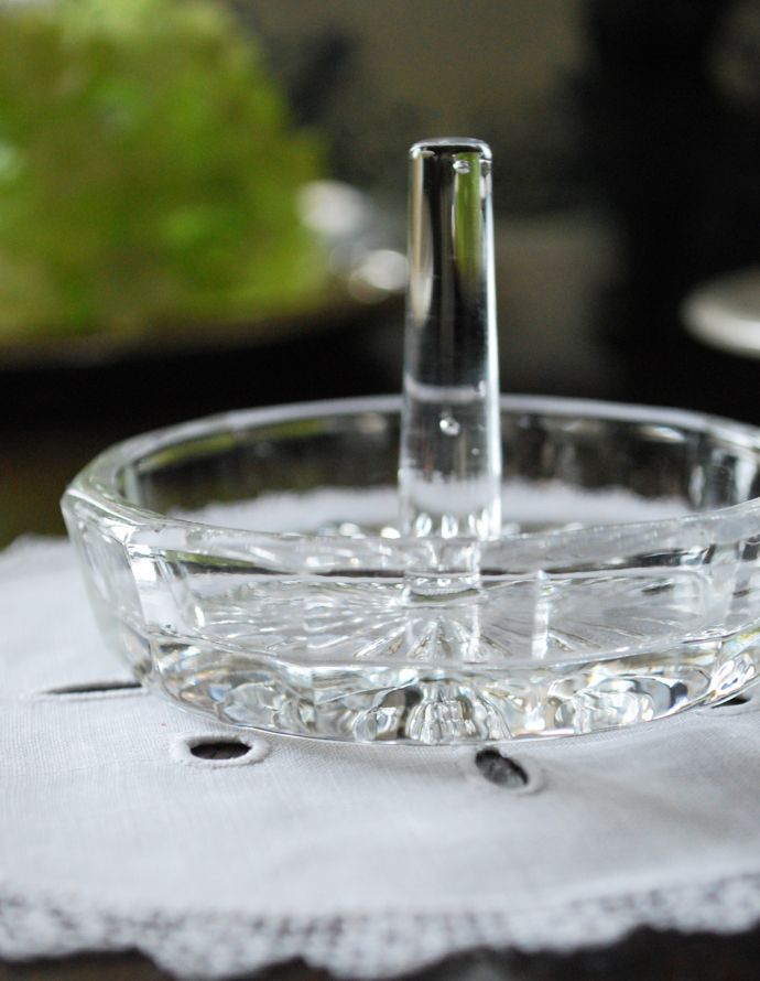 アンティーク雑貨　クリアガラスのリングスタンド、アンティークプレスドグラス。カッティングが光に当たるごとにキラキラと美しく輝きます。(pg-3208)
