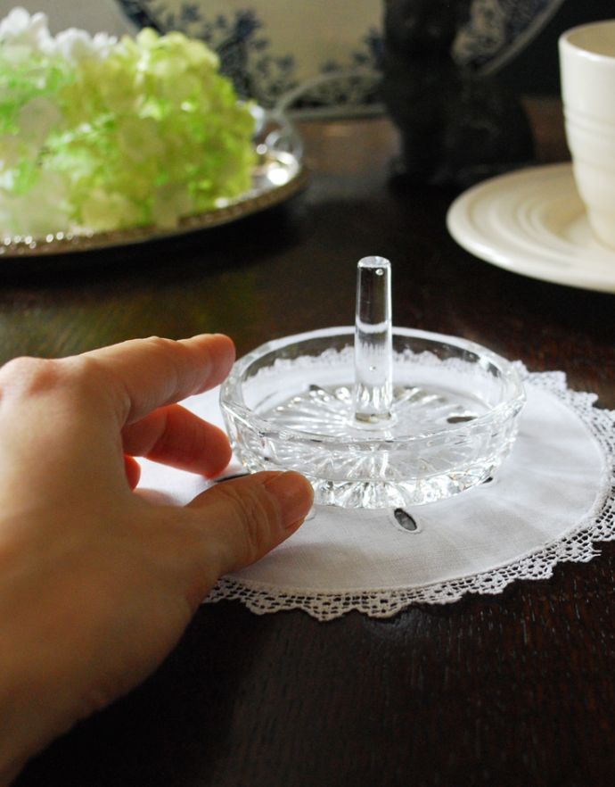 アンティーク雑貨　クリアガラスのリングスタンド、アンティークプレスドグラス。ガラスでできたリングスタンド。(pg-3208)